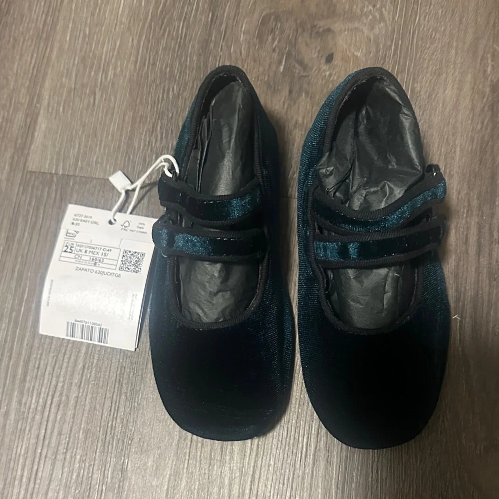 Kids Velvet Shoes Green size 8.5
